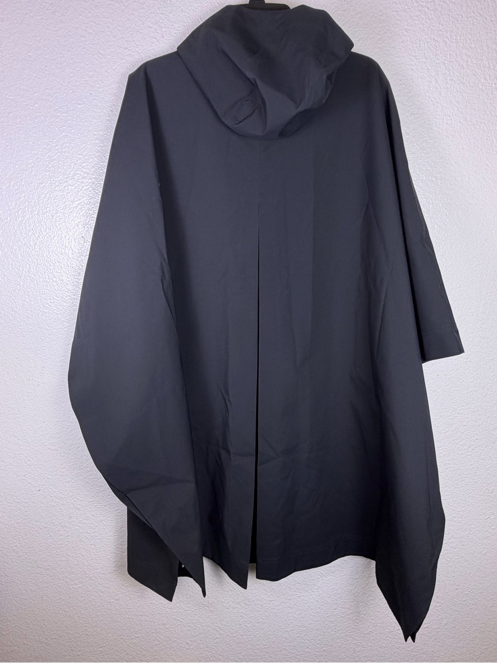 Nike Repel Women's Black Hooded Cape One Size HV5131-010 - Picture 4 of 8